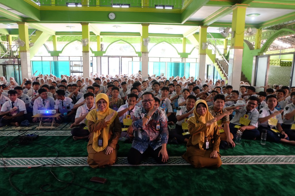 Staf Ahli Menteri Bidang Teknologi Pendidikan Supervisi Pelaksanaan MPLS Ramah 2025 di SMAN 1 Taman&nbsp;Sidoarjo