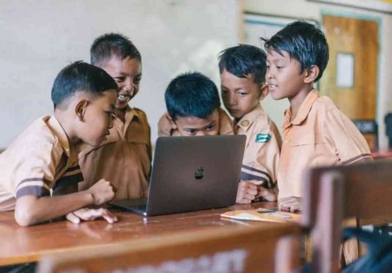 Benarkah Fasilitas Teknologi Informasi Di Sekolah Berpengaruh Terhadap Prestasi Akademik&nbsp;Siswa?